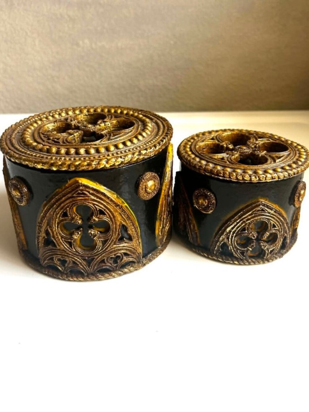 NWT Set of 2 Sculptured Gothic Arch Quatrefoil Lidded Boxes Black Gold 6"& 5" - Picture 2 of 7